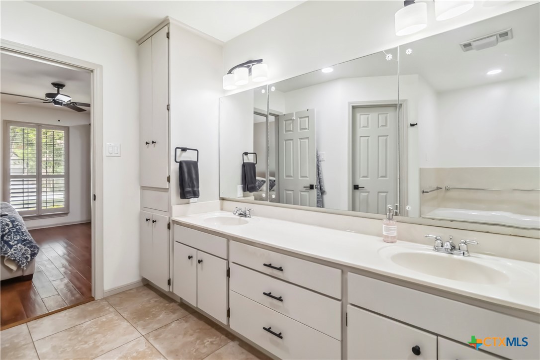 425 West Edgewater Terrace New Braunfels, TX 78130 - Photo 21 of 45 a bathroom with double sink and a mirror