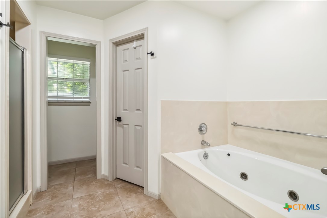 425 West Edgewater Terrace New Braunfels, TX 78130 - Photo 22 of 45 a bathroom with a tub and shower