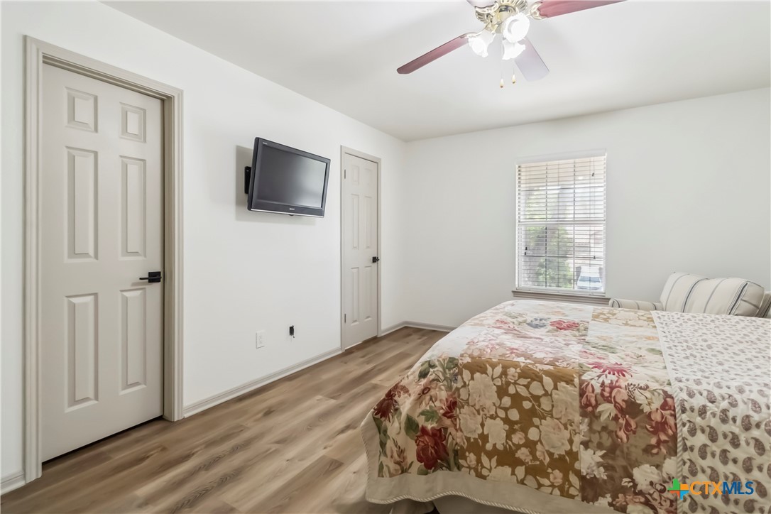 425 West Edgewater Terrace New Braunfels, TX 78130 - Photo 25 of 45 a bedroom with a bed and a flat screen tv