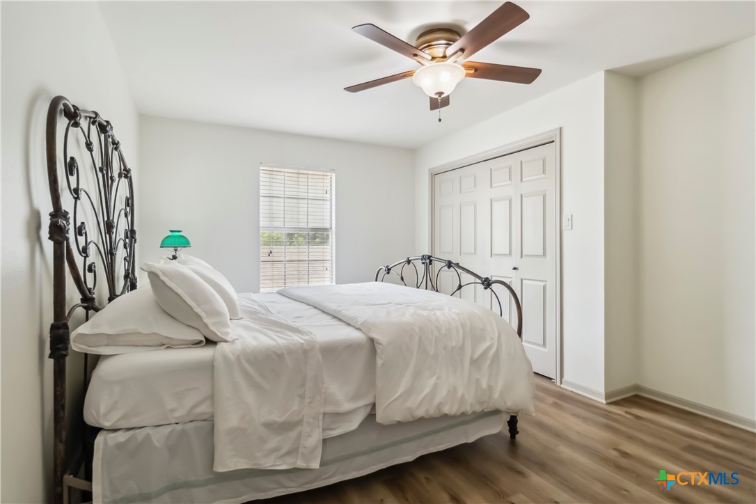 425 West Edgewater Terrace New Braunfels, TX 78130 - Photo 31 of 45 a bedroom with a bed and a chandelier