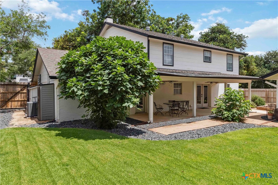 425 West Edgewater Terrace New Braunfels, TX 78130 - Photo 34 of 45 a view of a house with backyard and sitting area