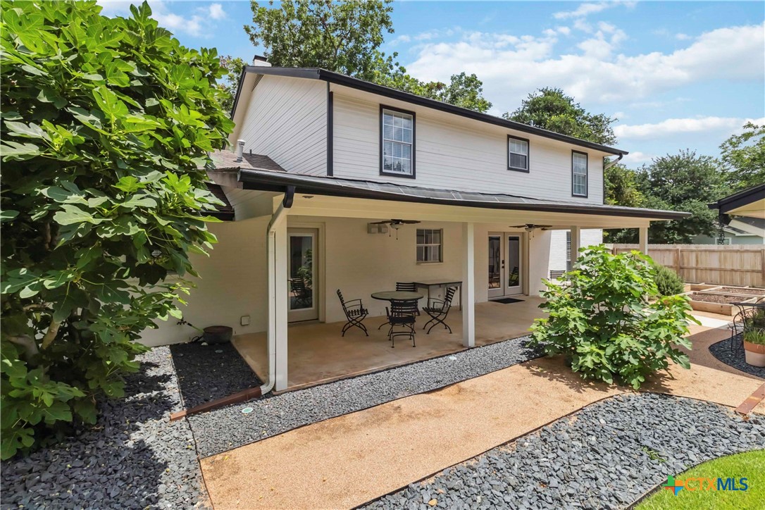 425 West Edgewater Terrace New Braunfels, TX 78130 - Photo 35 of 45 a view of a house with backyard and sitting area