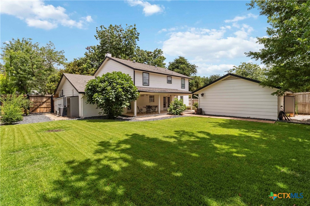 425 West Edgewater Terrace New Braunfels, TX 78130 - Photo 36 of 45 a house view with a garden space