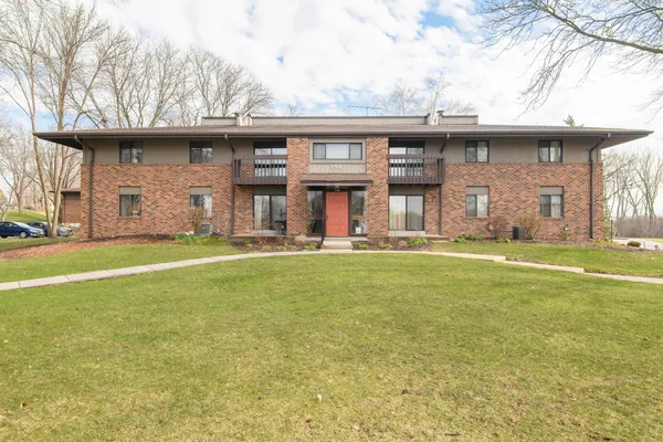 $219,900 | 350 Park Hill Drive, Unit E, Pewaukee, WI 53072