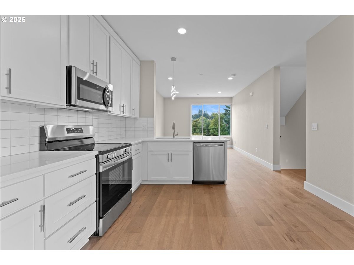 9818 Southwest 34th Place Portland, OR 97219 - Photo 6 of 31 Gallery Image 6