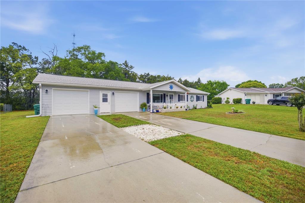 17577 Southeast 104th Circle Summerfield, FL 34491 - Photo 2 of 27 a front view of house with yard and green space