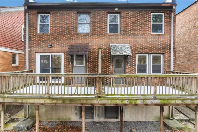 a view of a house with backyard
