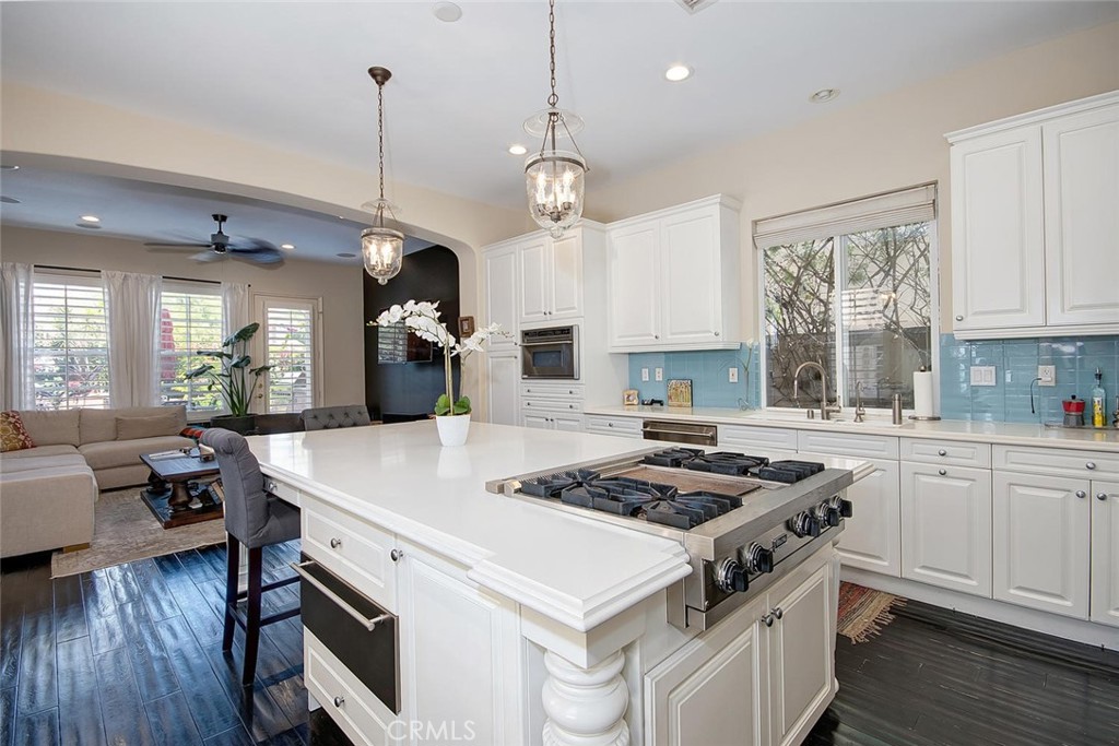 43 Carpenteria Irvine, CA 92602 - Photo 4 of 43 a kitchen that has a stove a table and chairs in it