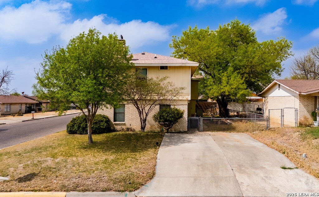 1801 Royal Ridge Drive Eagle Pass, TX 78852 - Photo 3 of 32