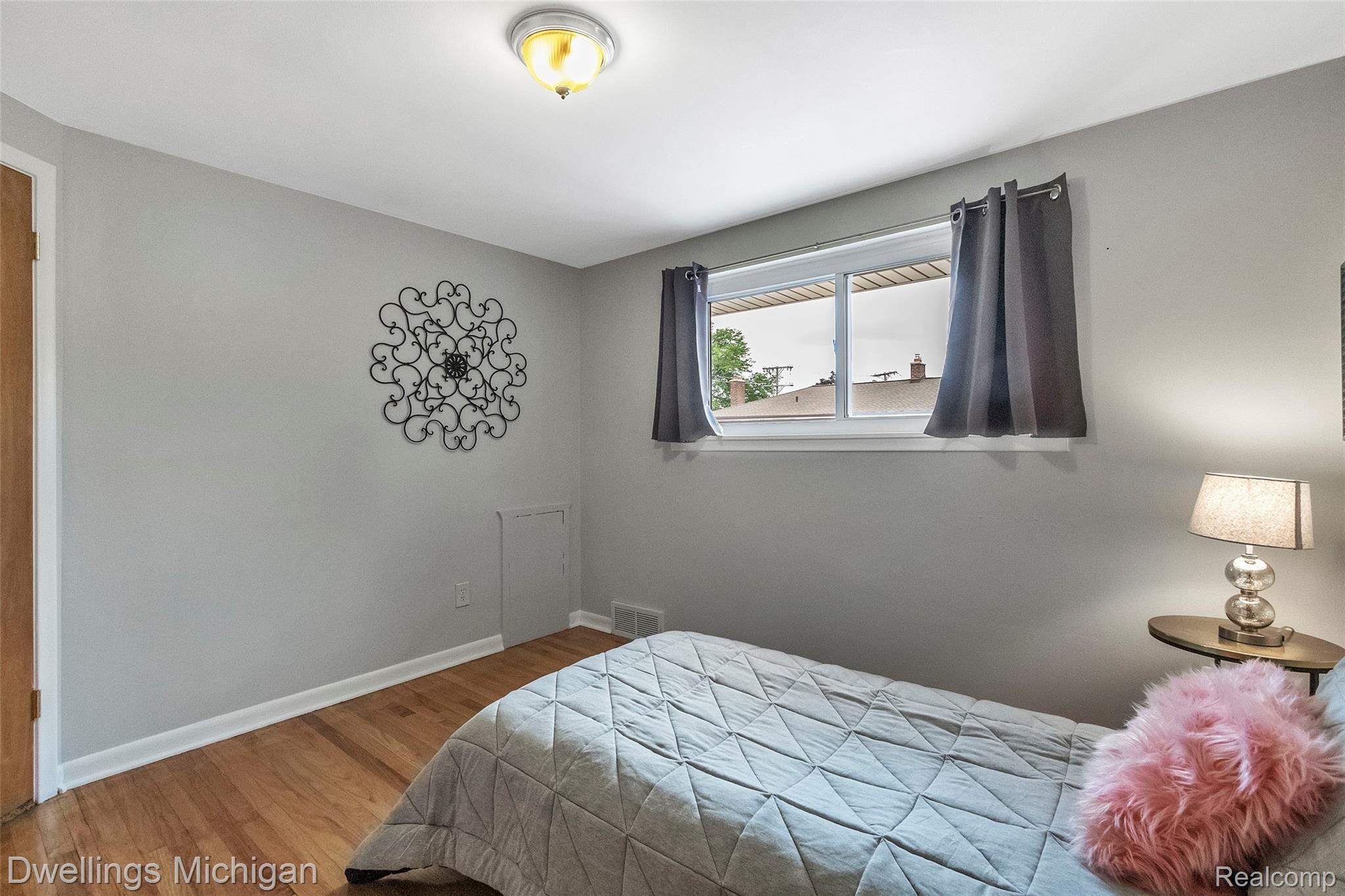 10021 Middlebelt Road Livonia, MI 48150 - Photo 16 of 31 10021-Middlebelt-Rd-Livonia-MI-windowstill-17.jpg