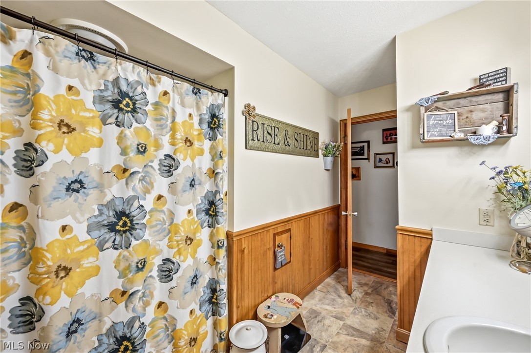 6127 Columbus Road Northeast Louisville, OH 44641 - Photo 21 of 49 Full bathroom