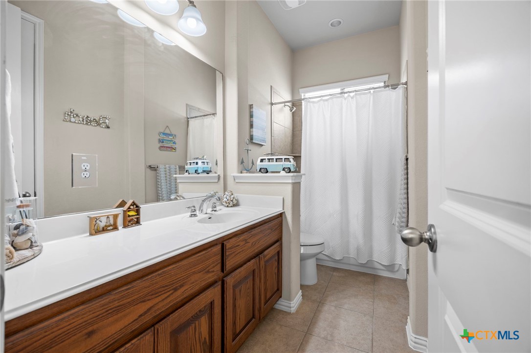1205 Winding Way Drive Georgetown, TX 78628 - Photo 13 of 39 Secondary bath with shower/tub combo and single vanity with plenty of counter space.