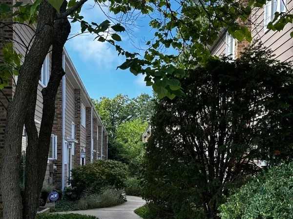 $390,000 | 315 Hawthorn Avenue, Unit E, Glencoe, IL 60022