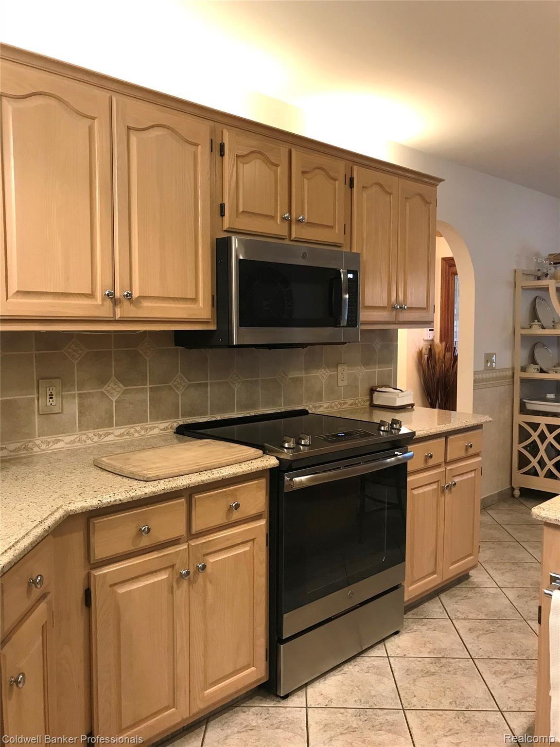 2040 Reagan Drive Rochester, MI 48309 - Photo 12 of 42 New Stainless Range and Microwave
