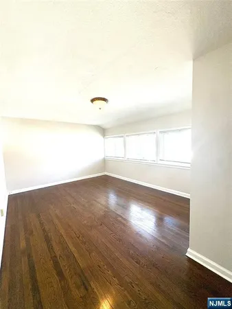 $3,100 | 66 Stuart Street, Unit B, Waldwick, NJ 07463