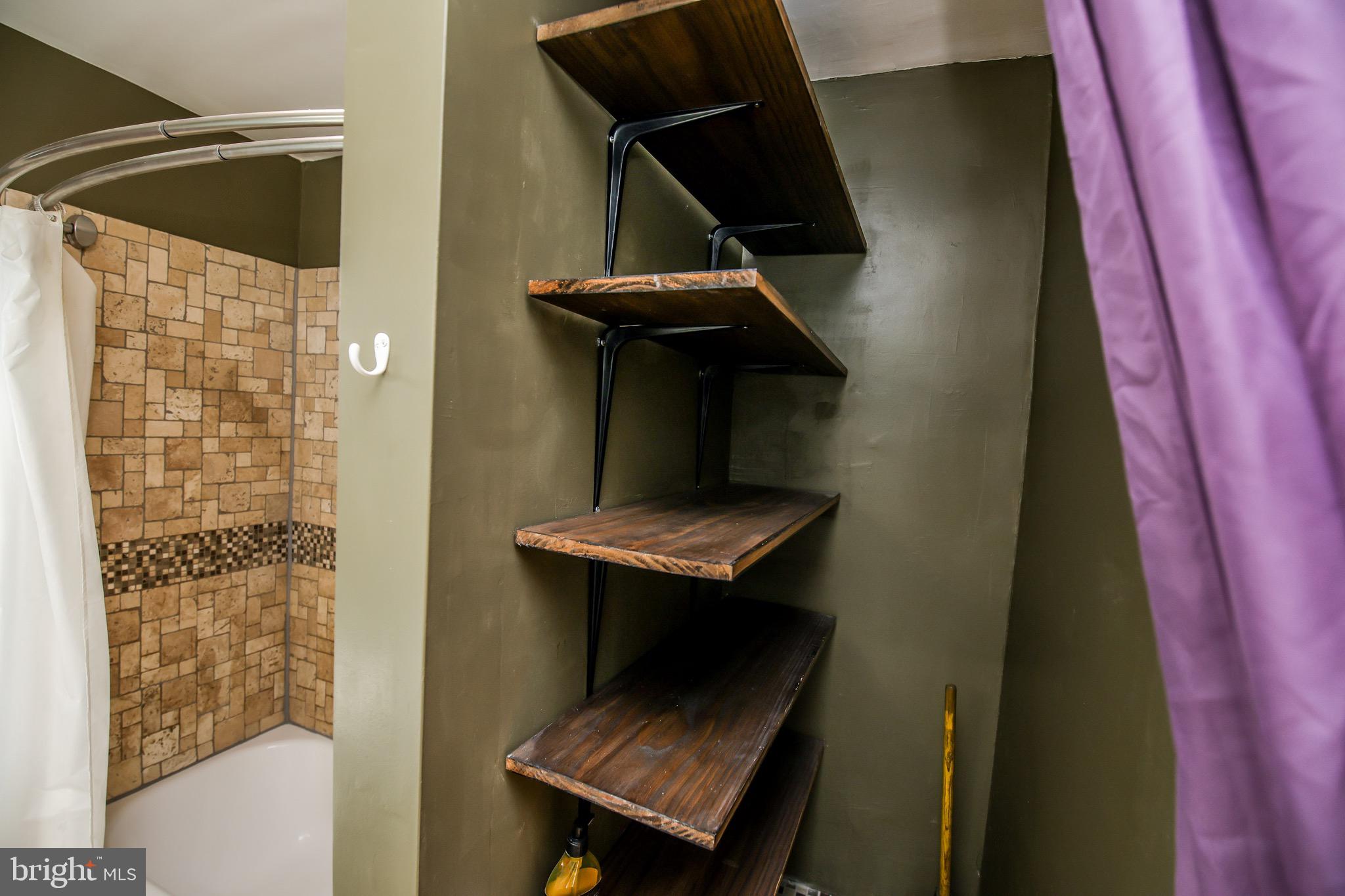 331 Westshire Road Baltimore, MD 21229 - Photo 16 of 42 Upper level bathroom