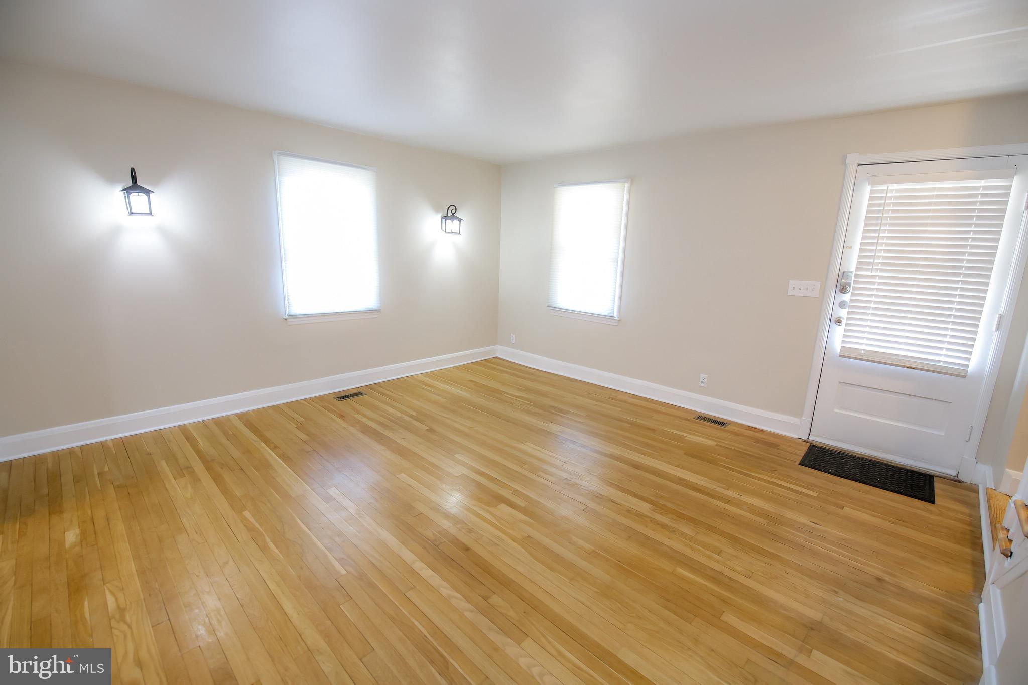 331 Westshire Road Baltimore, MD 21229 - Photo 2 of 42 Large living room