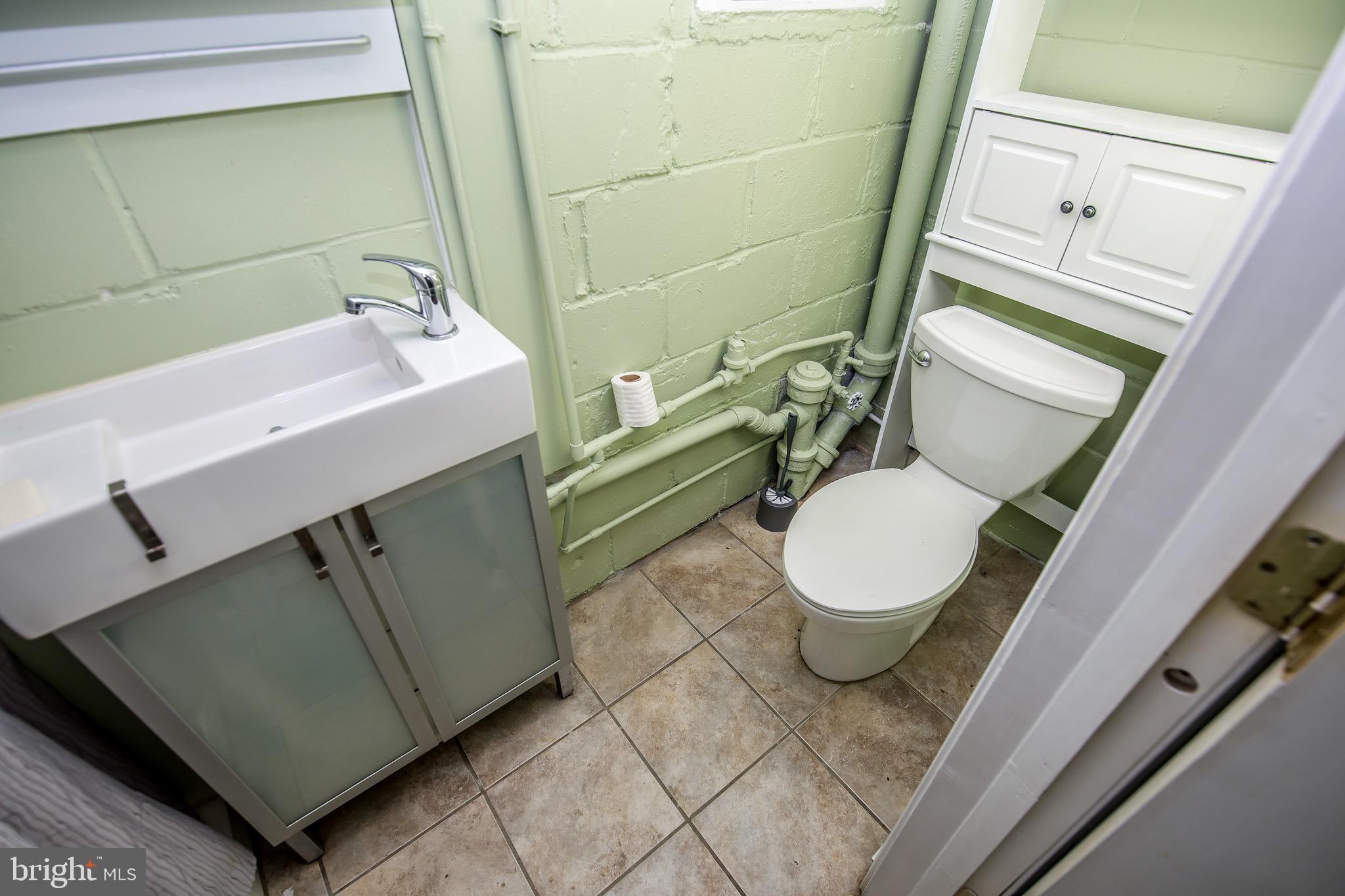 331 Westshire Road Baltimore, MD 21229 - Photo 30 of 42 Lower level in-law suite