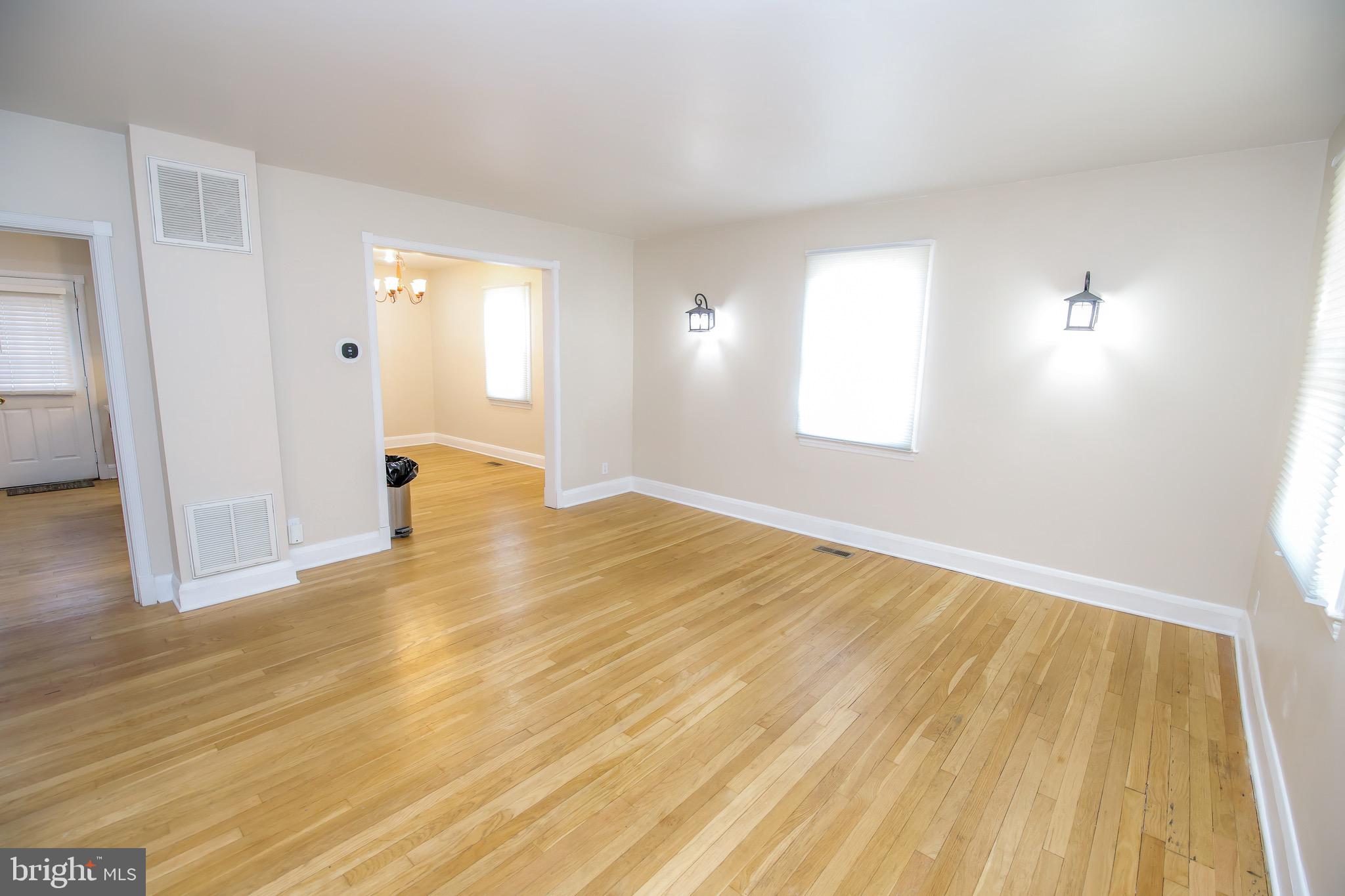 331 Westshire Road Baltimore, MD 21229 - Photo 3 of 42 Large living room