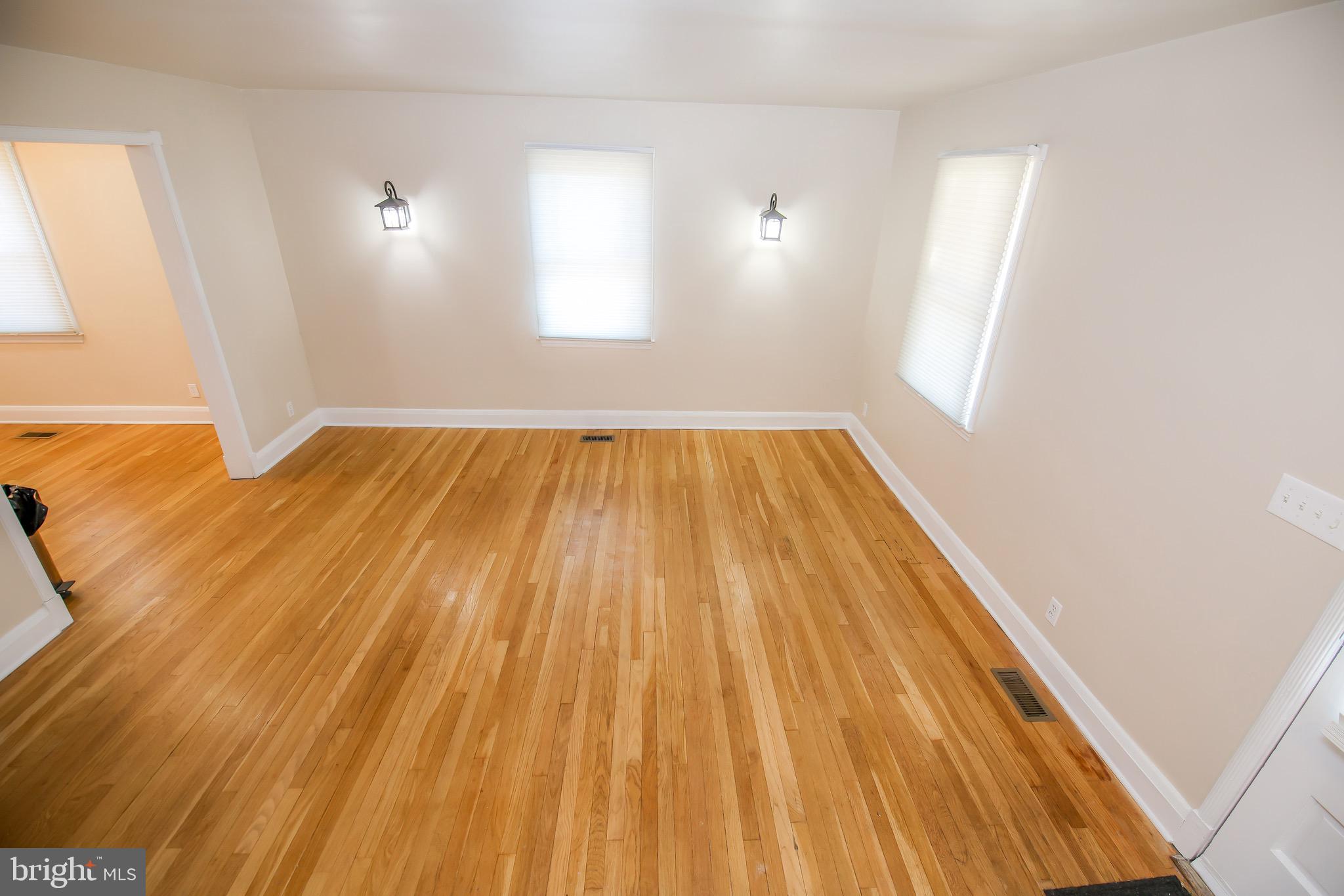 331 Westshire Road Baltimore, MD 21229 - Photo 4 of 42 Large living room