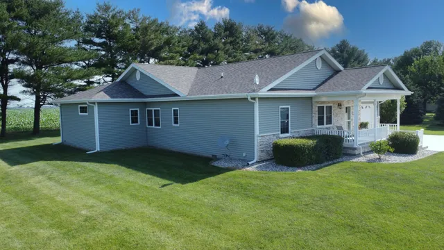 a view of a house with a yard