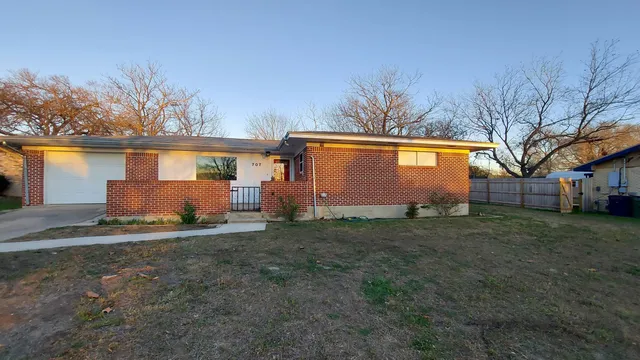 $1,600 | 707 Lewis Drive, Burnet, TX 78611