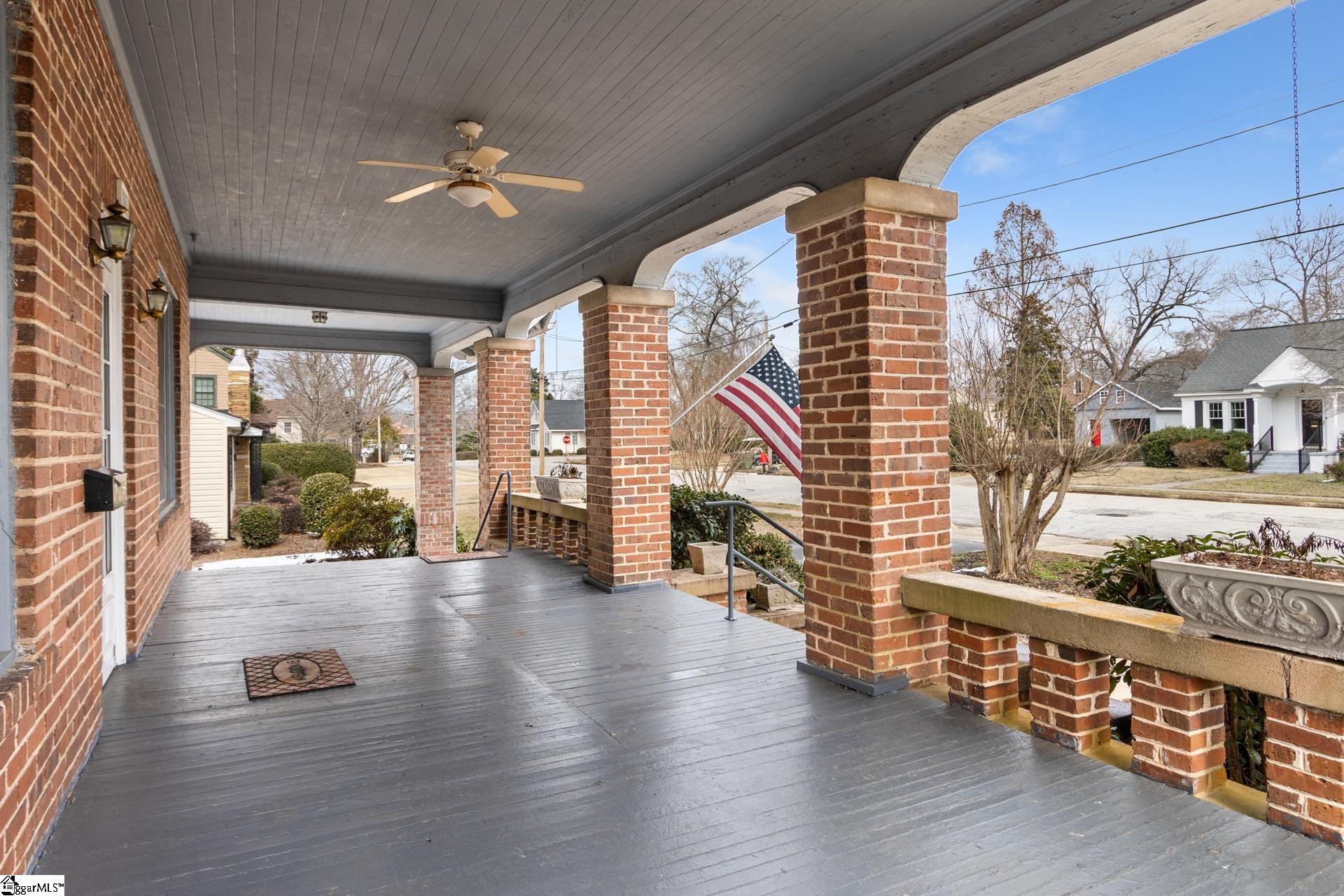 304 Cedar Street Clinton, SC 29325 - Photo 4 of 44