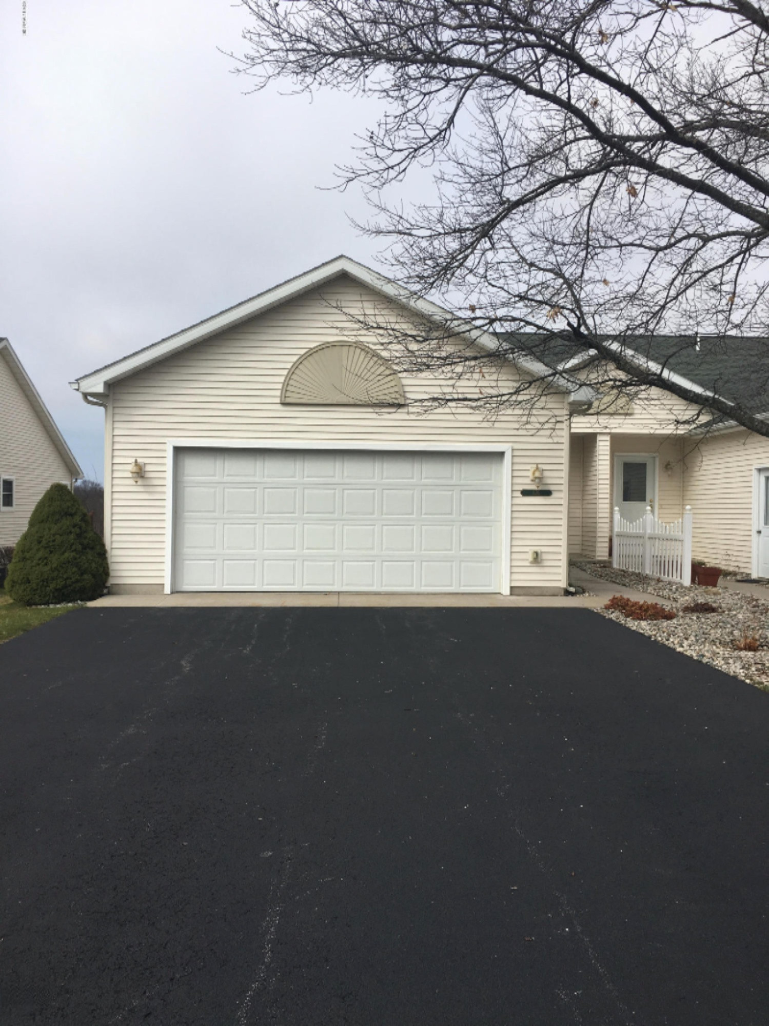 626 Ravine Drive Manistee, MI 49660 - Photo 2 of 29 Driveway