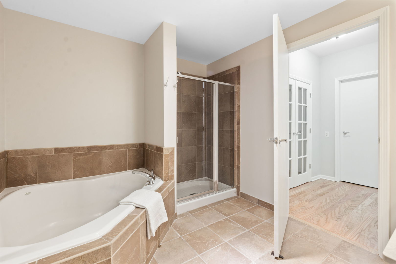 1515 South Prairie Avenue, Unit 508 Chicago, IL 60605 - Photo 14 of 22 a bathroom with a bathtub and shower