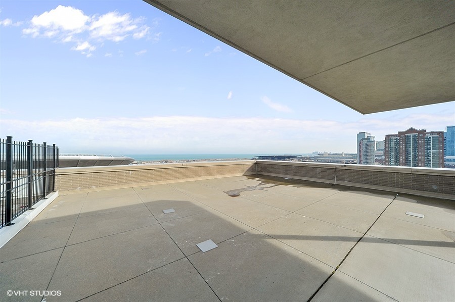 1515 South Prairie Avenue, Unit 508 Chicago, IL 60605 - Photo 20 of 22 a view of a terrace