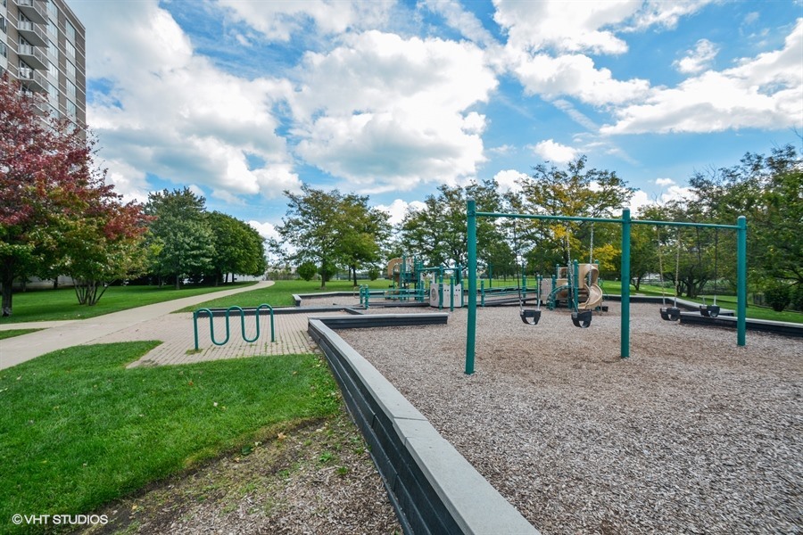 1515 South Prairie Avenue, Unit 508 Chicago, IL 60605 - Photo 21 of 22 a view of backyard with green space