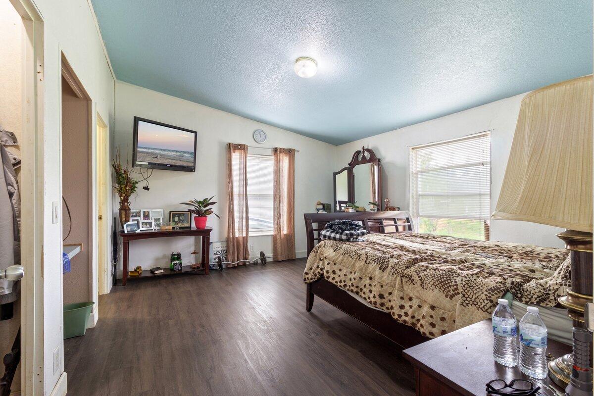 262 Barnes Way Cave Junction, OR 97523 - Photo 12 of 30 Bedroom 1 (primary)