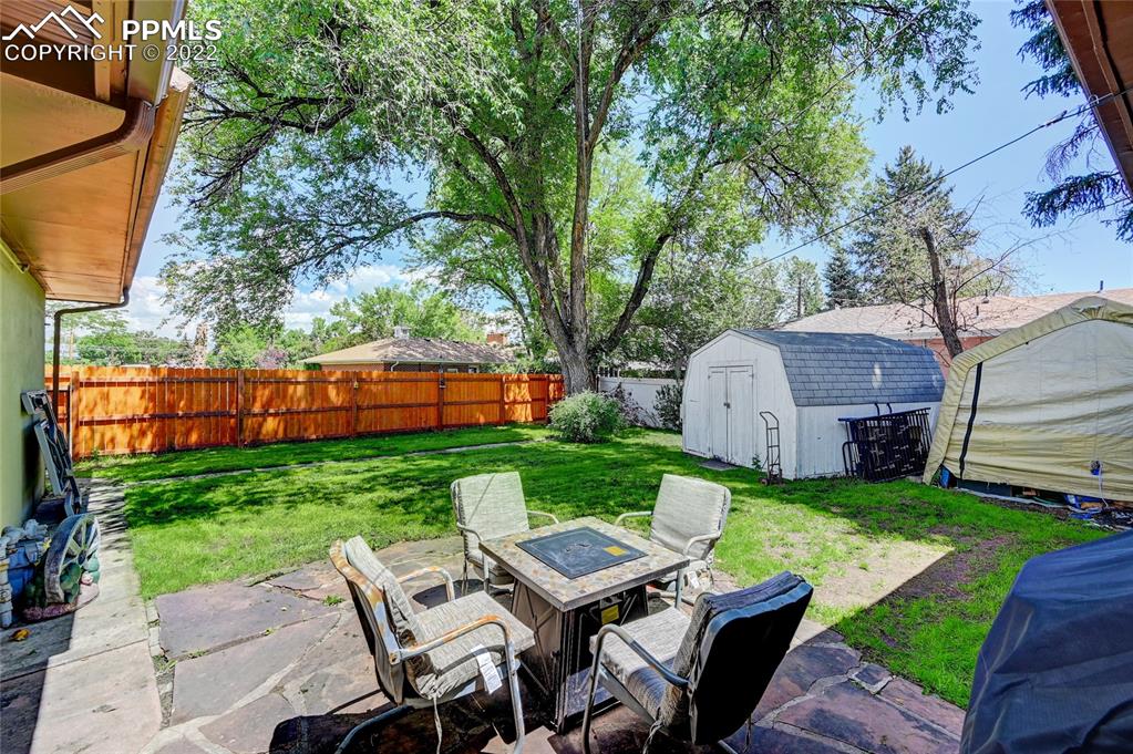 630 West Cheyenne Road Colorado Springs, CO 80906 - Photo 14 of 15 a backyard of a house with table and chairs