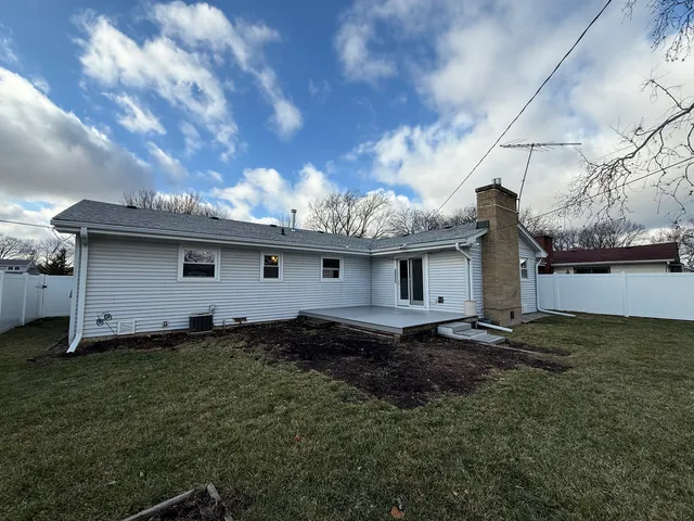 $325,000 | 833 Sheldon Avenue, Aurora, IL 60506