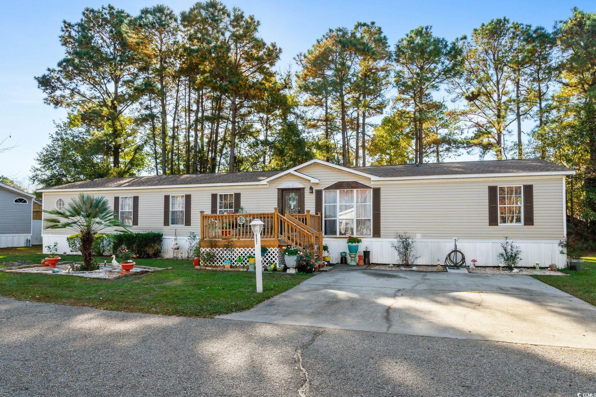 Manufactured / mobile home featuring a front lawn