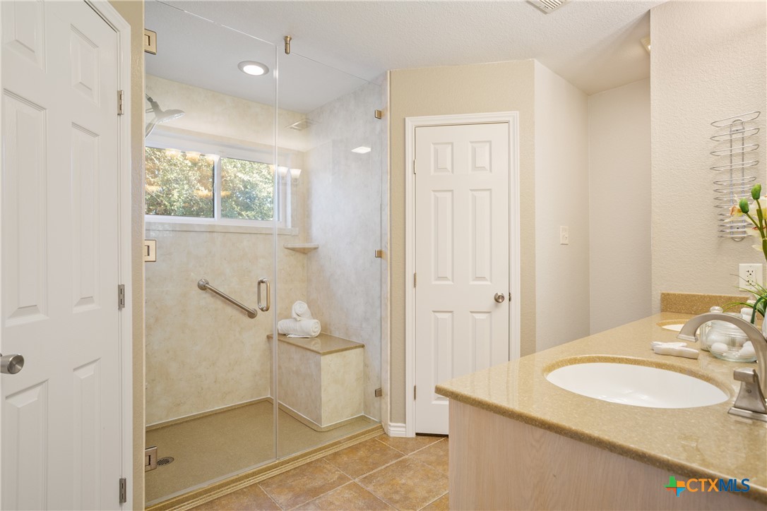 6207 Sulfur Spring Drive Killeen, TX 76542 - Photo 16 of 27 Huge Walk In Shower