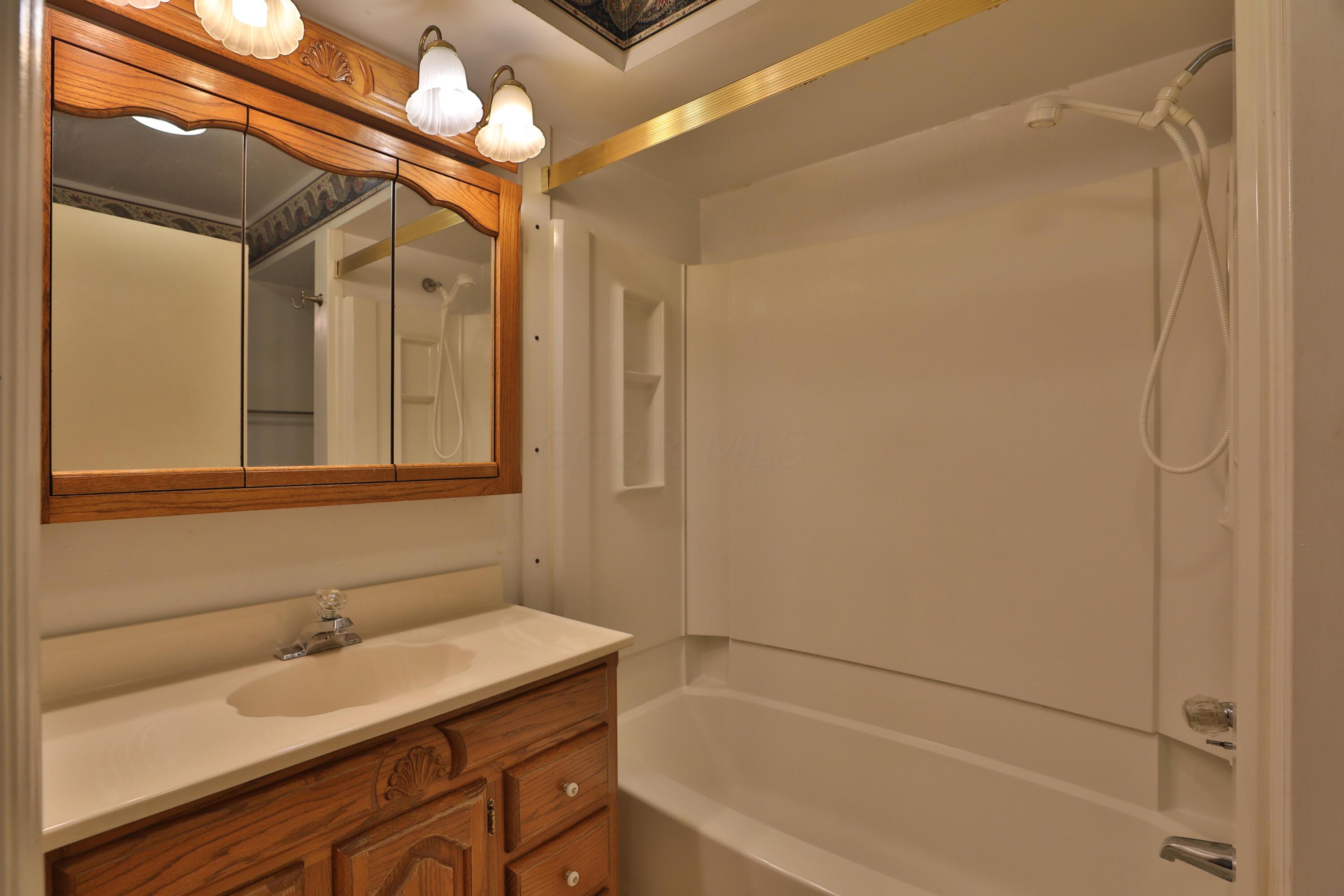 7646 Lee Road Westerville, OH 43081 - Photo 37 of 54 Full Bathroom