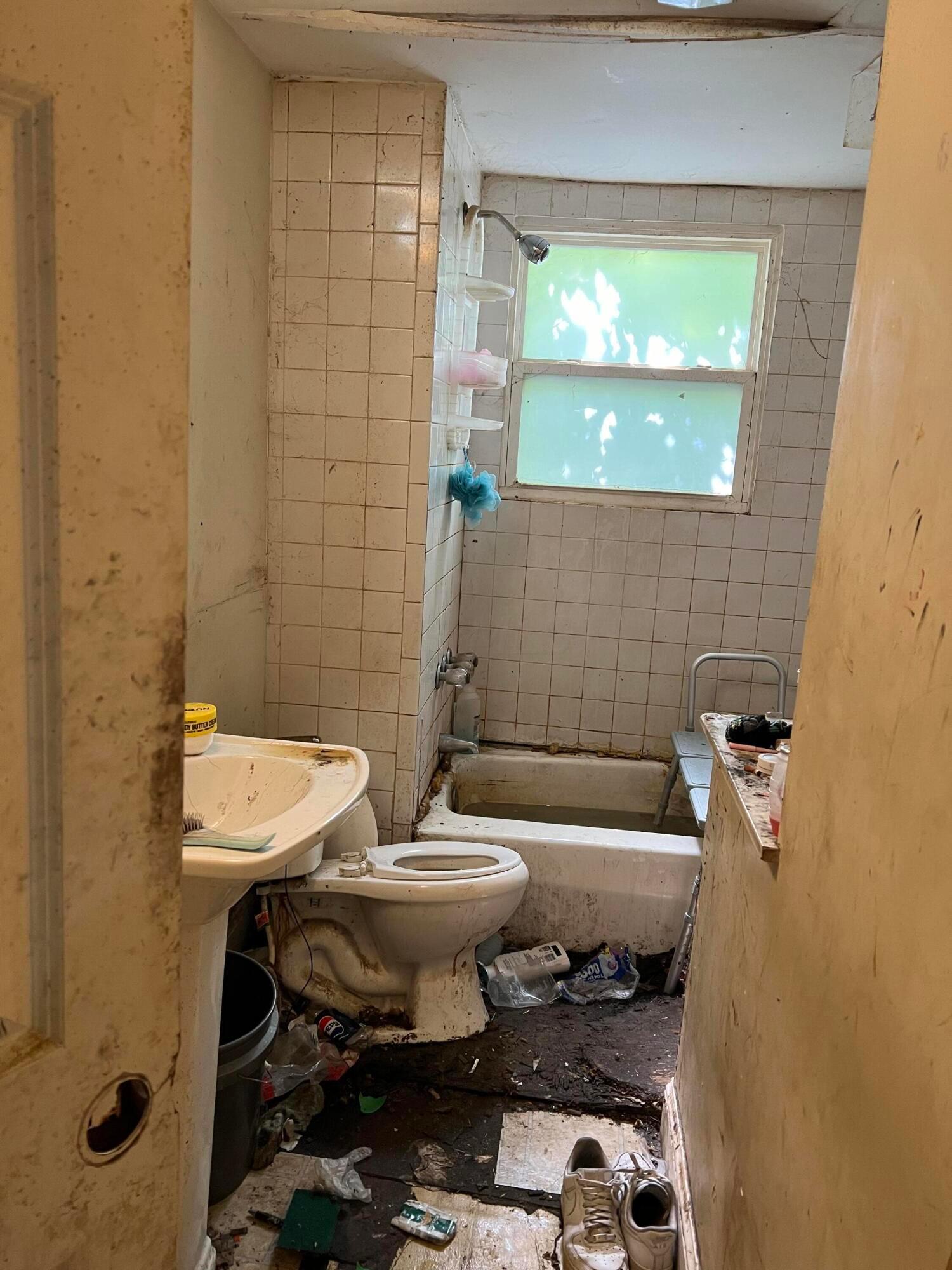 2116 Sale Road Columbus, OH 43224 - Photo 7 of 11 Bathroom