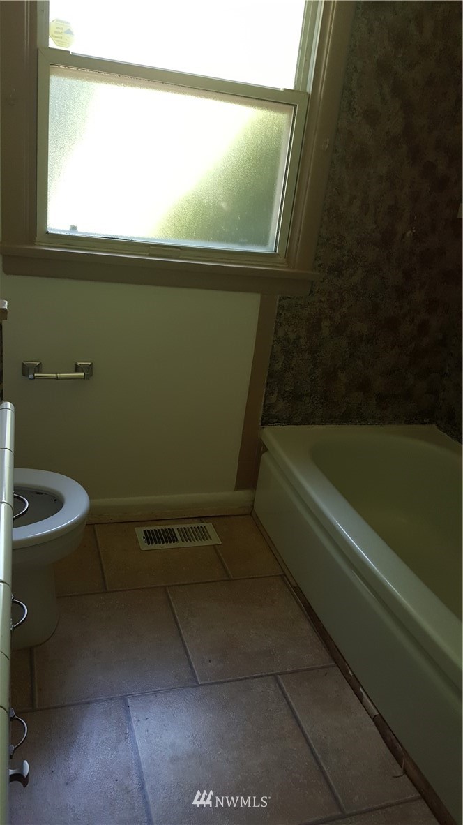 3402 Crystal Springs Road West University Place, WA 98466 - Photo 7 of 11 Gallery Image 7