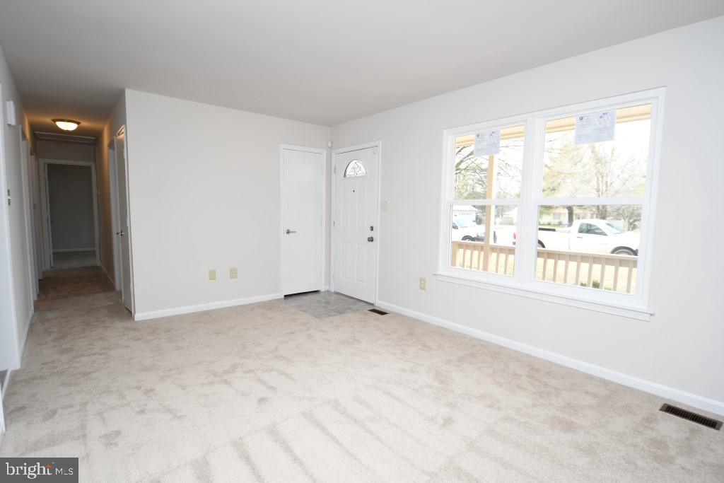 10299 Abbott Road Manassas, VA 20110 - Photo 4 of 22 Living Room/Entry