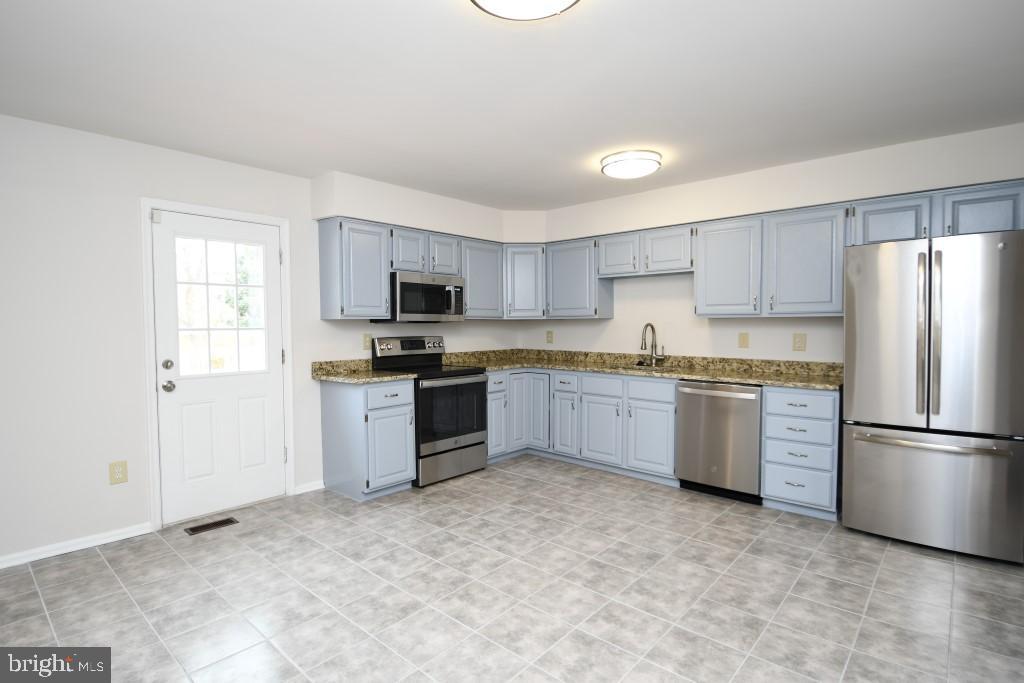 10299 Abbott Road Manassas, VA 20110 - Photo 6 of 22 Kitchen w/Patio Door to Deck