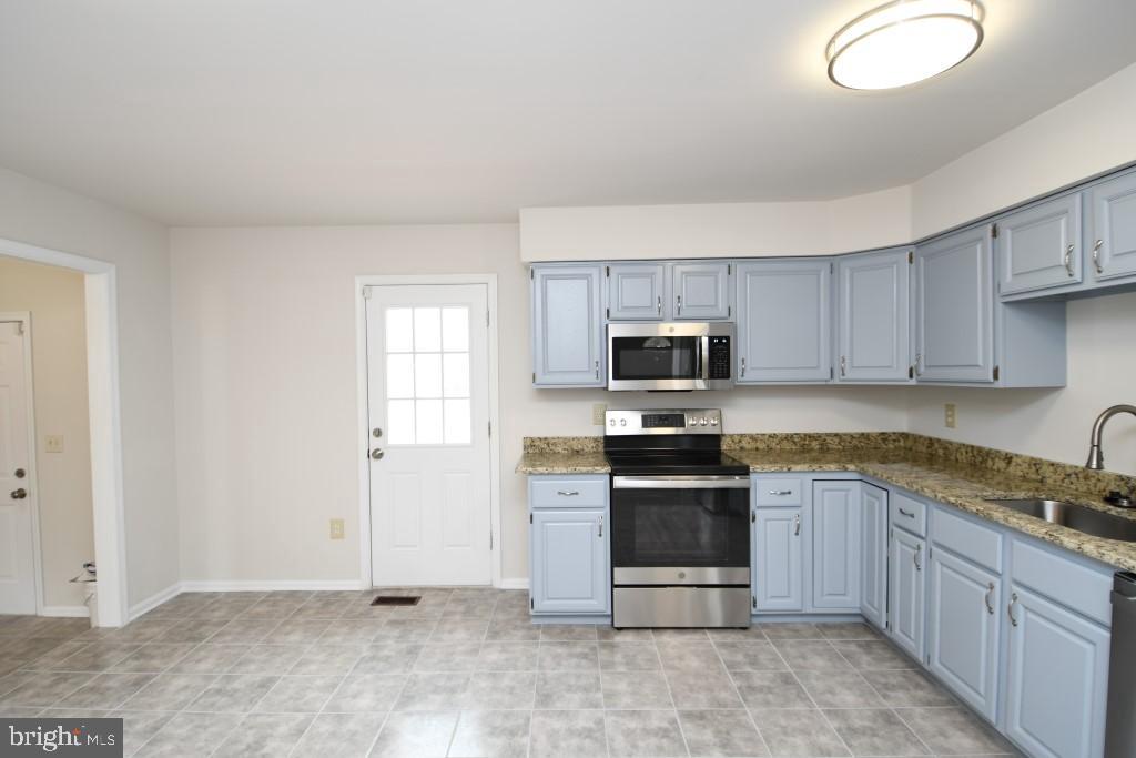 10299 Abbott Road Manassas, VA 20110 - Photo 8 of 22 Kitchen