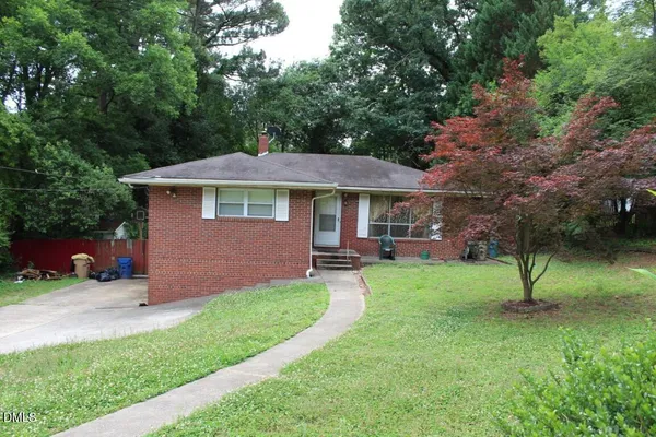 a view of a house with a backyard