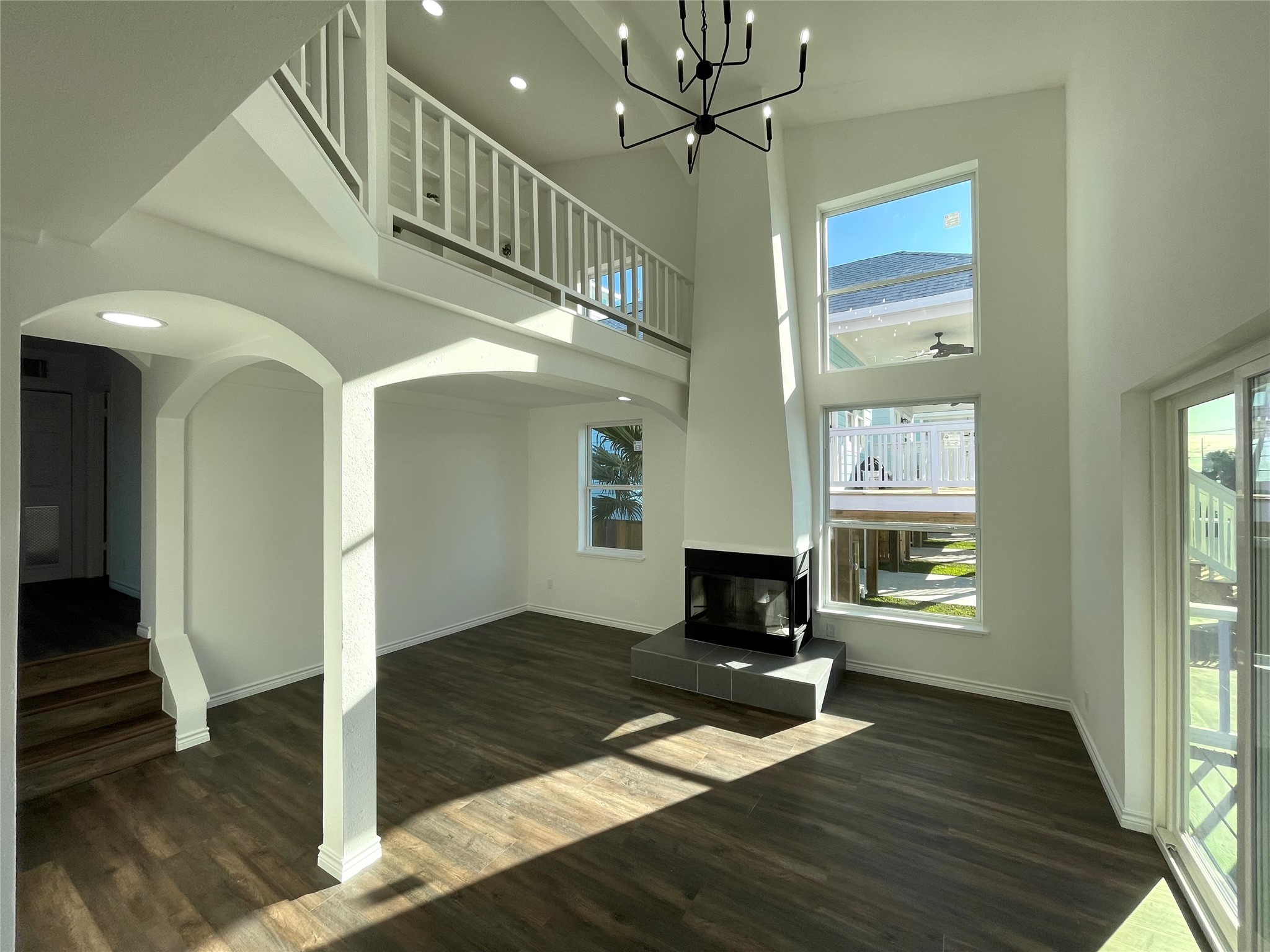 Full of light, high ceiling, gas fireplace, open living room