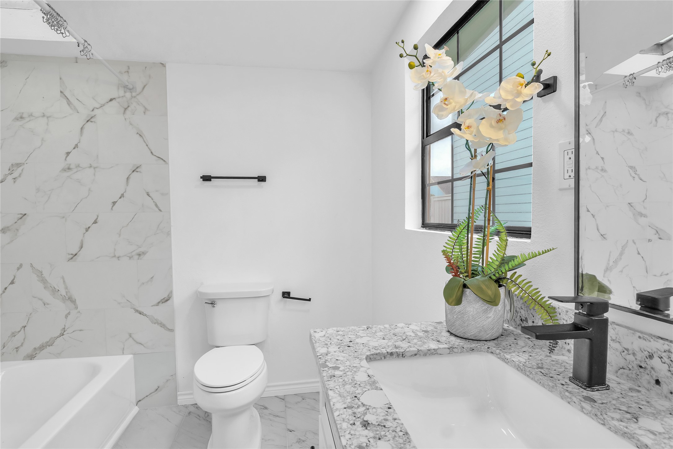 1031 15th Street Dickinson, TX 77539 - Photo 19 of 50 Full bath on the first floor