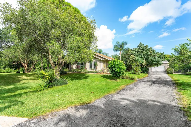 a view of a yard in front of a house