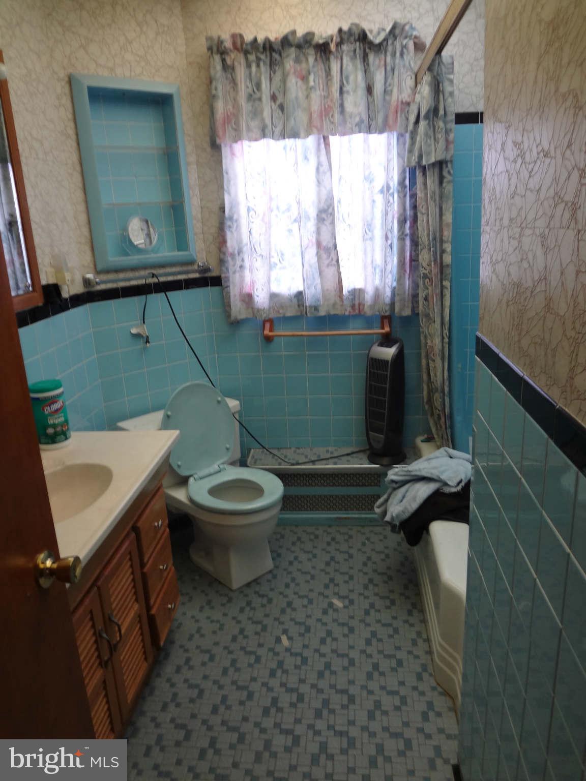 1913 Robinwood Road Baltimore, MD 21222 - Photo 4 of 9 Bath