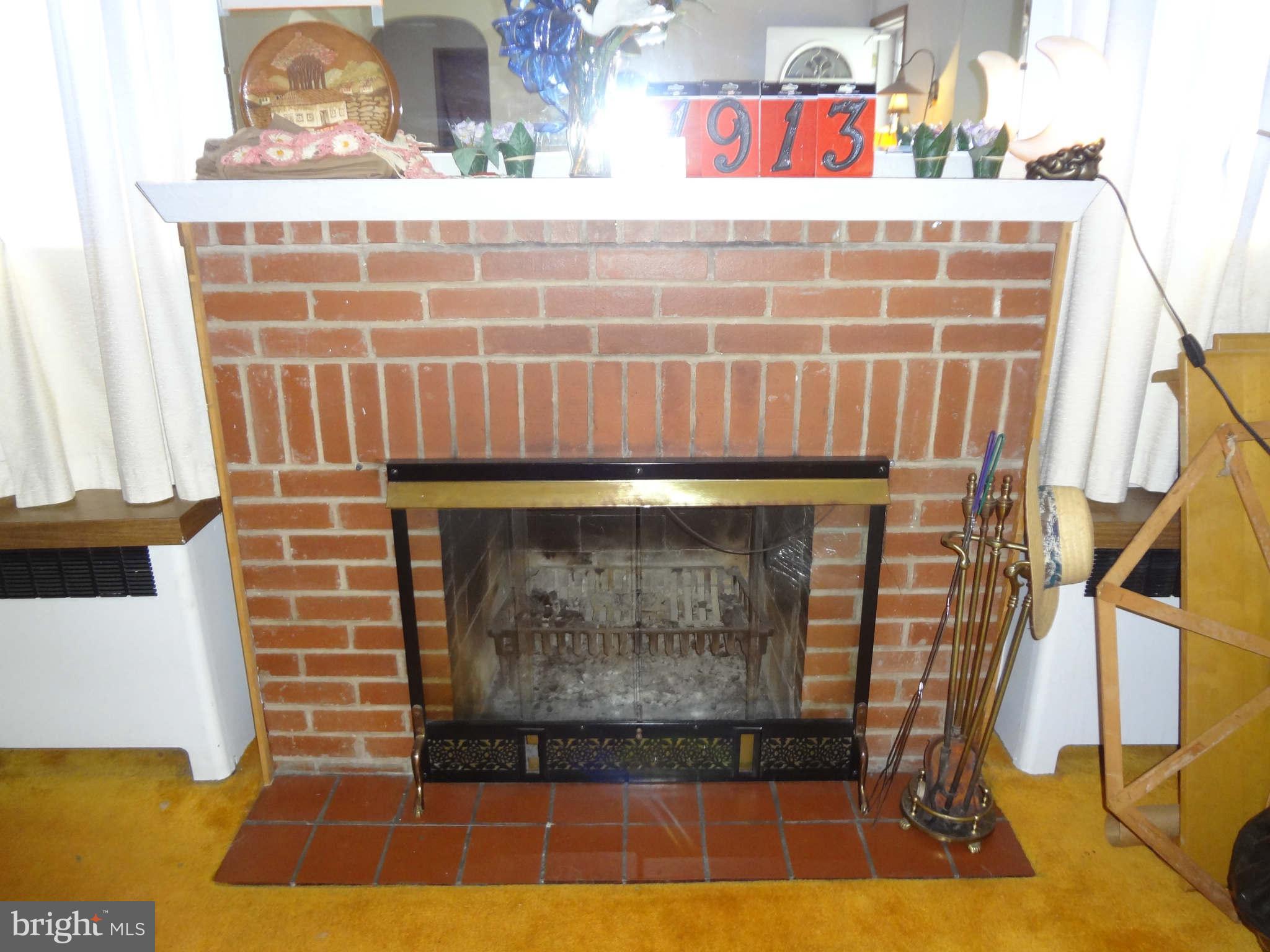 1913 Robinwood Road Baltimore, MD 21222 - Photo 5 of 9 Living Room