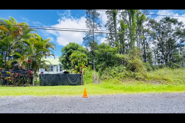 a view of a backyard