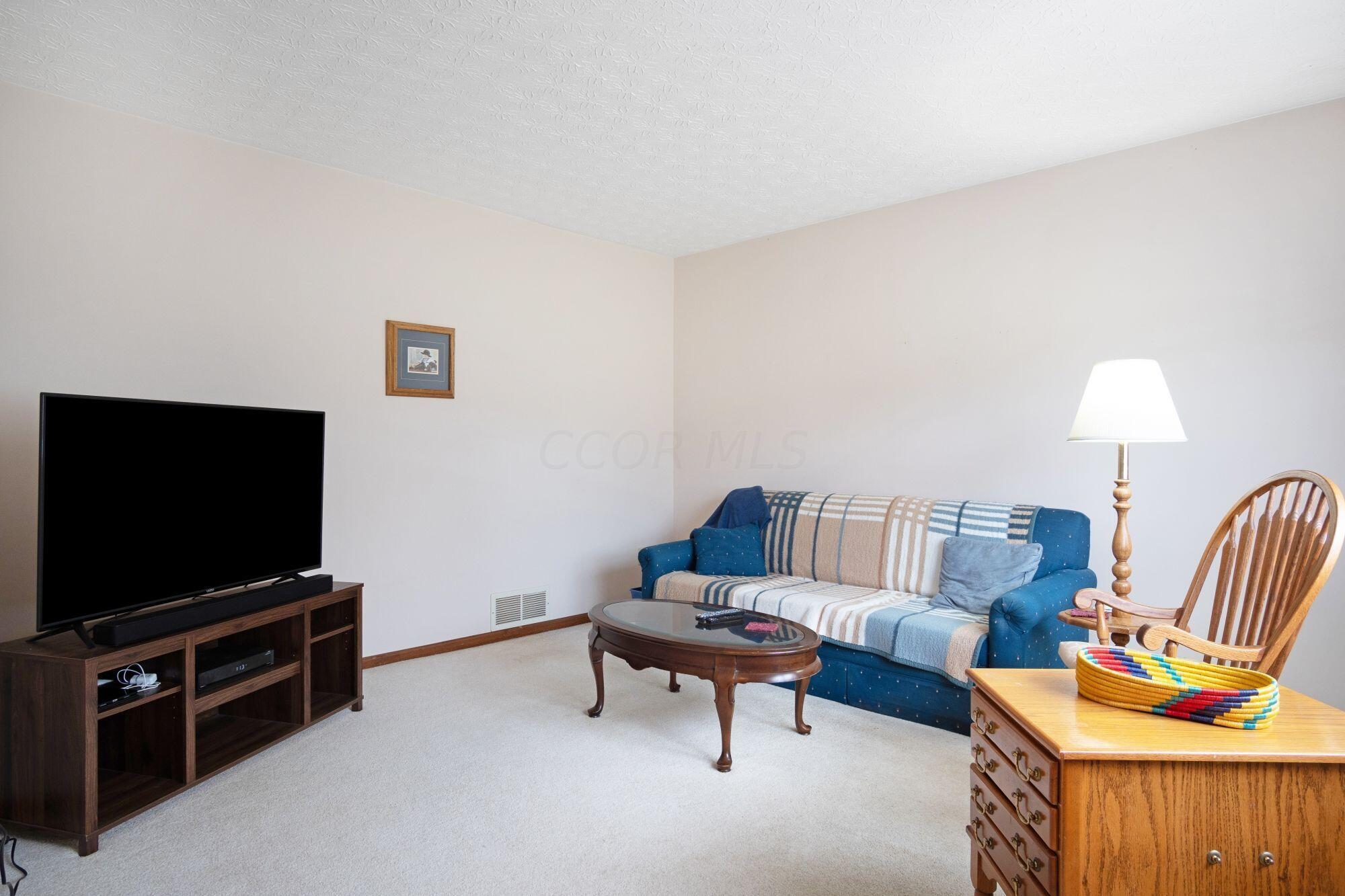6130 Duffy Road Delaware, OH 43015 - Photo 10 of 54 Living Room/Den